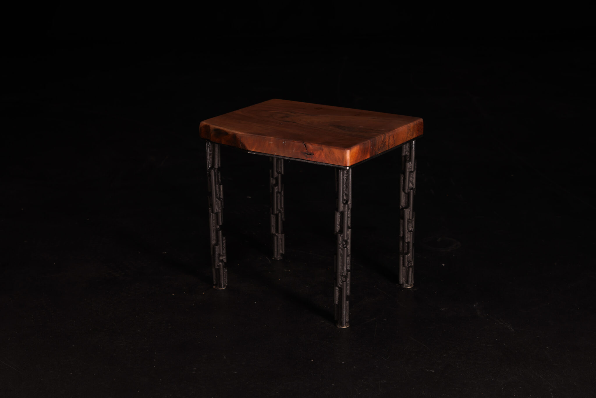 Nussholz-Hocker von Fonte Art