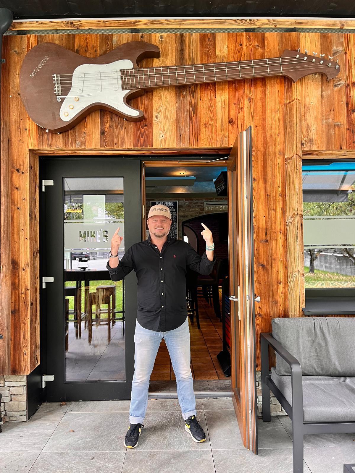 Gitarrenpower für Mayrhofen – Kunst trifft Sportsbar